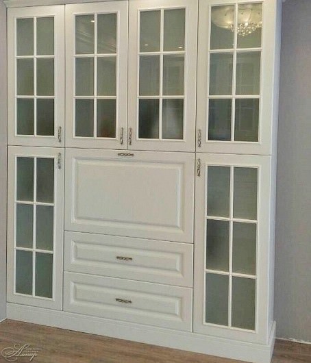 Шкаф-витрина в классическом стиле